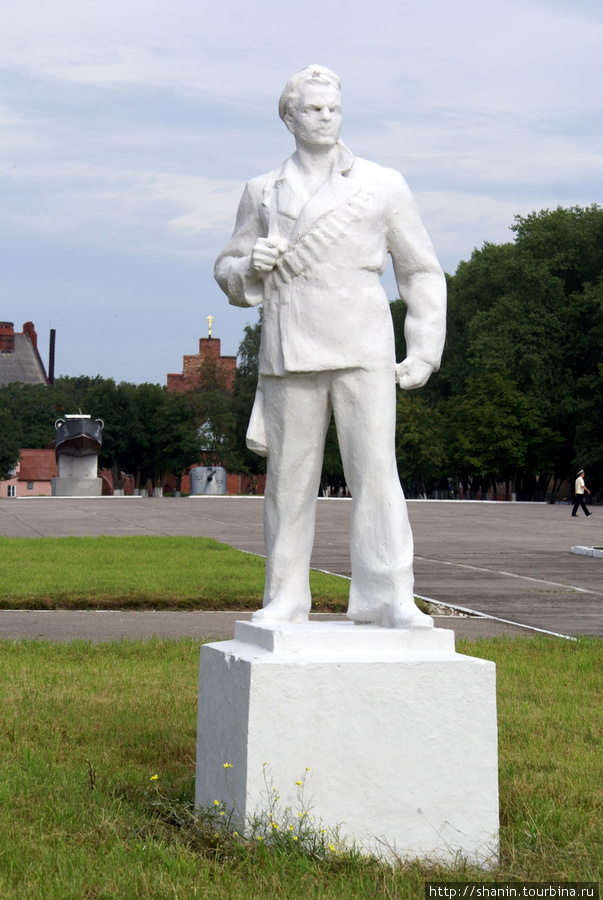Памятник матросу на площади Балтийской славы Балтийск, Россия