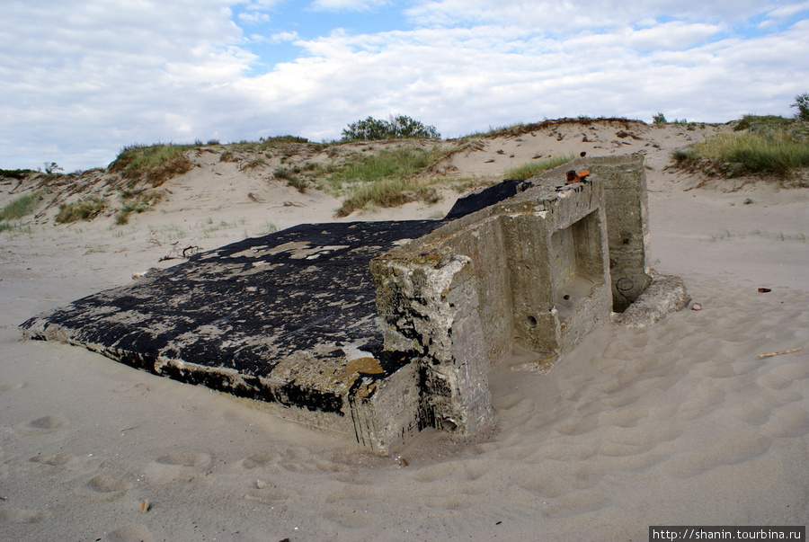 Заброшенный дот на песке Балтийск, Россия