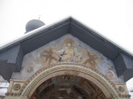 Фреска на главном входе в храм — Николай-чудотворец и... две морские звезды??? :) Кстати, войти в собор можно только через боковую дверь, этот вход закрыт.