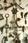 Старые инструменты на стене