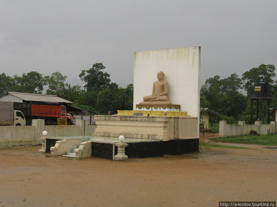 Новореконструированный Будда Килиноччи, Шри-Ланка