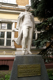 Памятник Петру Ильичу Чайковскому у здания Музыкальной школы в Черняховске