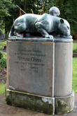 Памятник основателю зоопарка Герману Клаасу
