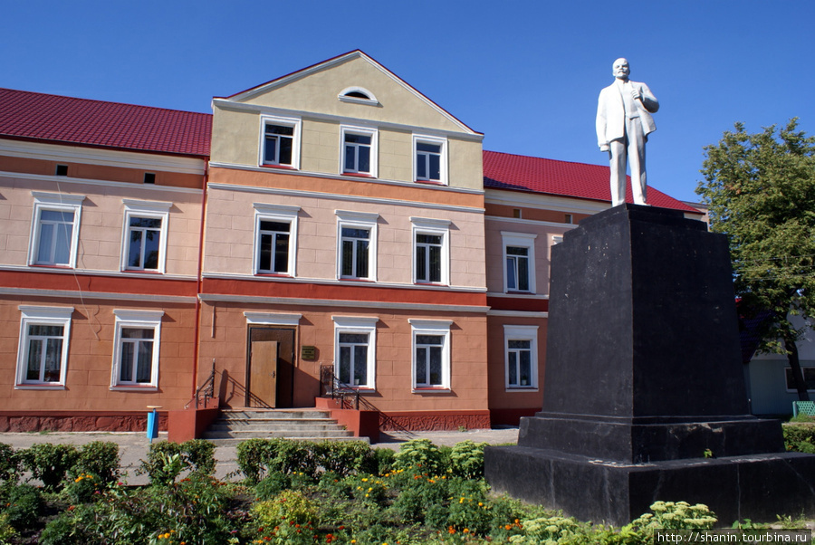 Памятник Ленину перед зданием Краеведческого музея в Краснознаменске Краснознаменск, Россия