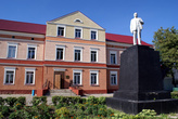 Памятник Ленину перед зданием Краеведческого музея в Краснознаменске