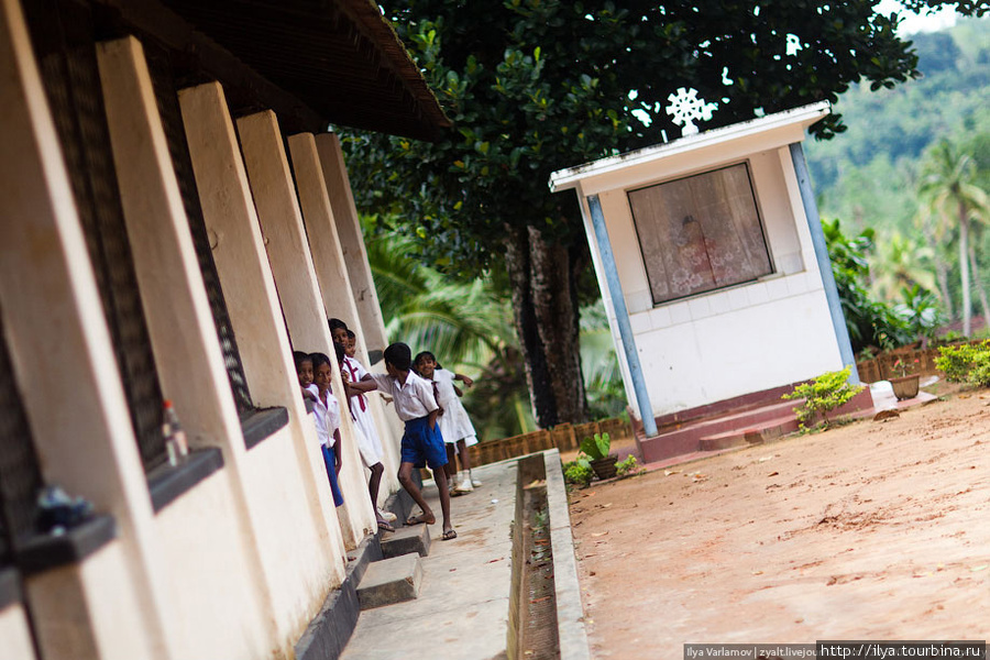Форму и обувь ученикам выдает государство бесплатно. Южная провинция, Шри-Ланка