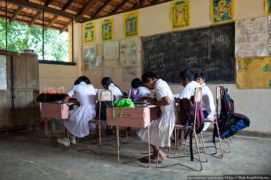 Классы внутри не разделены перегородками, учителей не хватает, поэтому один учитель одновременно ведет несколько уроков. Южная провинция, Шри-Ланка