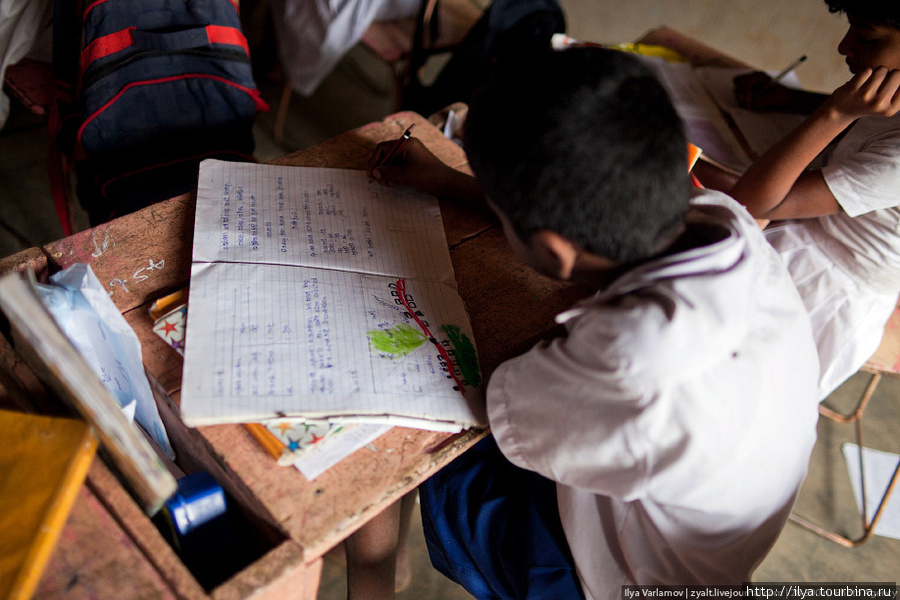 Учебники, тетради и все необходимое для учебы родители покупают сами. Южная провинция, Шри-Ланка