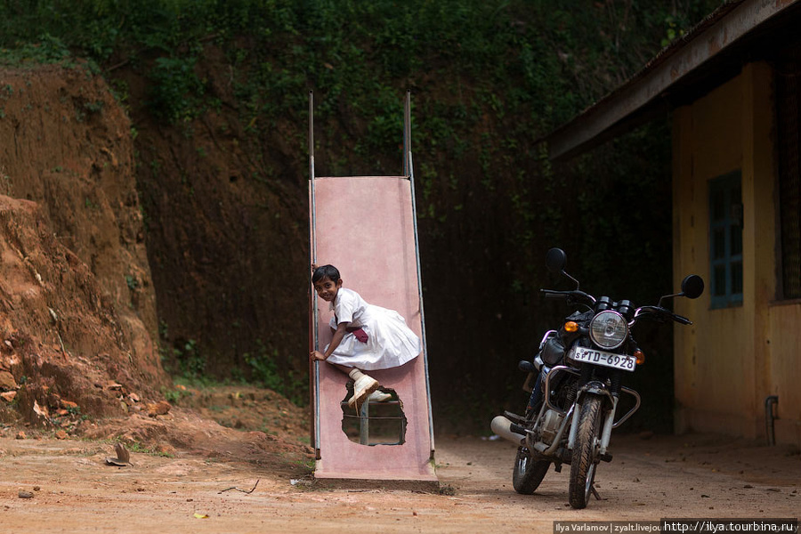 Детская площадка. На горке главное не расслабляться ;). Рядом стоит мотоцикл директора. Южная провинция, Шри-Ланка