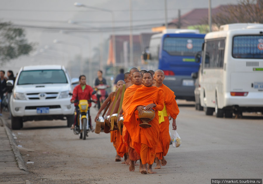 утро, буддисты идут на сбор еды. В Лаосе всего лет пять назад убрали с герба серп и молот и поставили туда самый згаменитый храм. Коммнисты заставляли работать буддистов, организовав колхозы. Буддисты никогда не работают по религии, они медитируют. Религия была сильно ущемлена, теперь буддисты опять не работают, но каждое утро обходят комерсантов для пожертвований, за то у них теперь есть время медитировать. Ванвьенг, Лаос