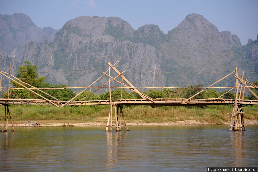 Мост на остров. Многие мосты в лаосе платные, семья строит мост и сидит и собирает деньги за проход, многие мосты смывает каждых год наводнение их их строят опять.
Мосты на остров бесплатные, думаю содержатели бунало и баров скидываются на общие мосты для туристов. Ванвьенг, Лаос