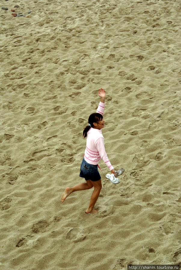 Девочка на пляже Светлогорск, Россия
