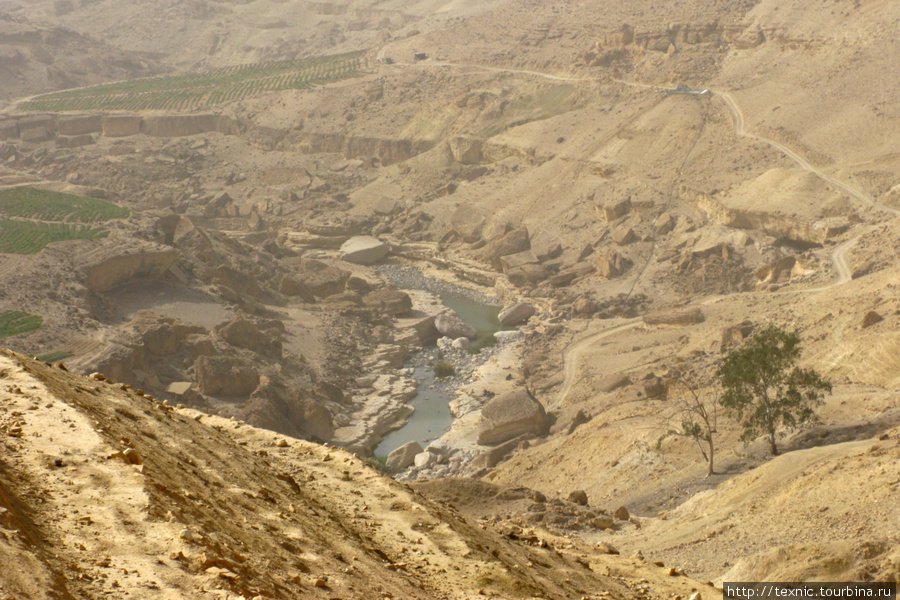 Зелень есть только в самом низу ущелья, где течёт река Вади-Муджиб, Иордания