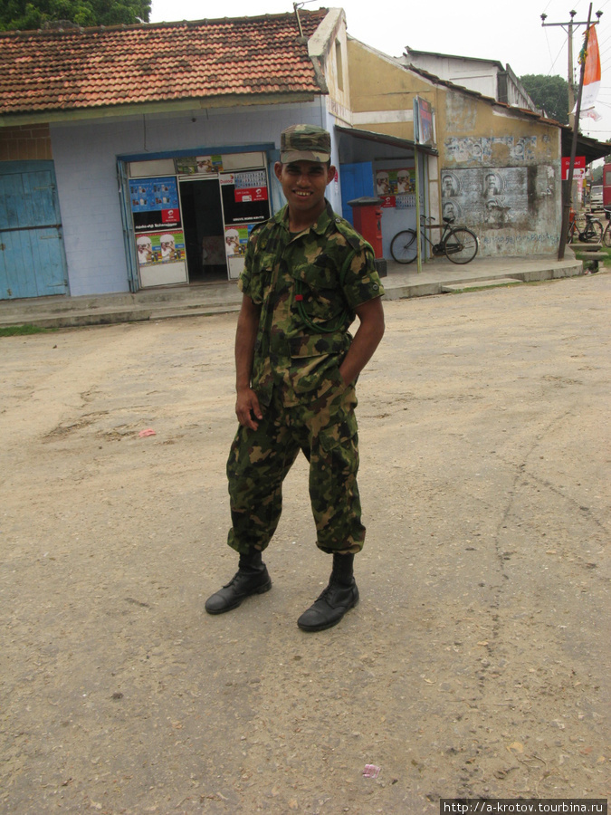 Солдаты, как и везде, следят за порядком Кайтс, Шри-Ланка