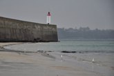 В прошлом пиратская гавань  на берегу Ла Манша, в наши дни Сен-Мало стал одной из главных  туристических аттракций Бретани: широкие отливные пляжи, эффектная панорама, что открывается с крепостных стен, места, связанные с Шатобрианом...