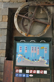 О режиме прихода воды к берегам Сен-Мало информируют плакаты, как этот, у Старых ворот. Створки ворот все еще движет специальная система передач.