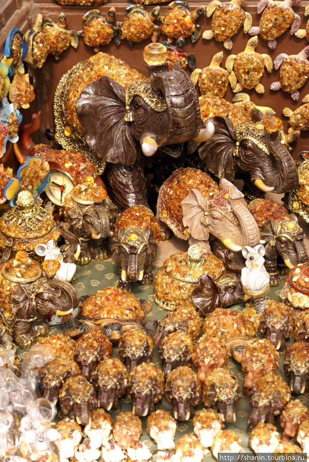Сувениры из янтаря на развале у входа в Музей янтаря в Калининграде Калининград, Россия