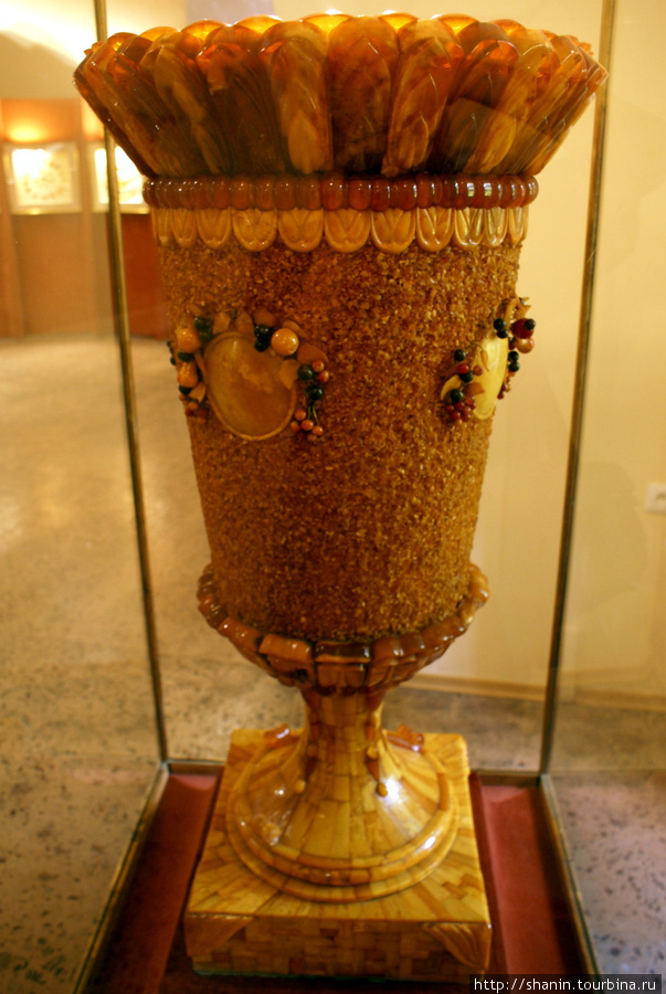 Янтарная ваза в Музее янтаря в Калининграде Калининград, Россия
