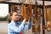 На янтарном рынке сувениров у входа в Музей янтаря в Калининграде
