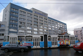 Трамвай перед гостиницей Калининград