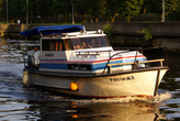 Прогулочный катер на реке Преголя у острова Канта в Калининграде