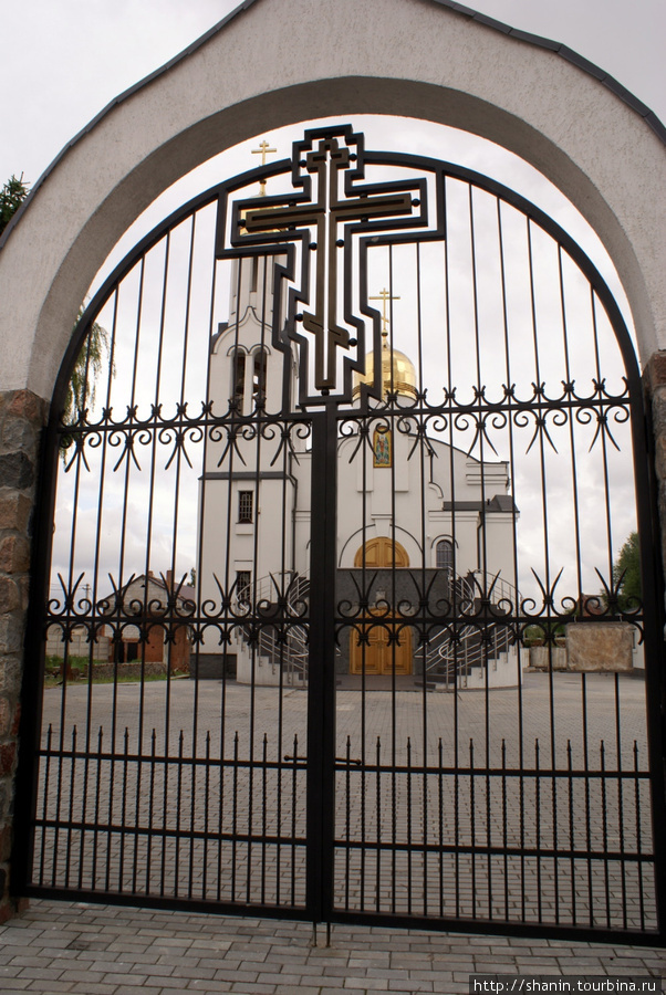 Вход на территорию церкви Полесск, Россия