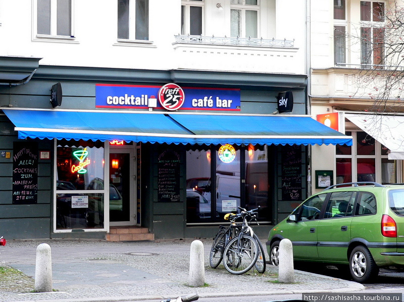 Улица  ресторанчиками национальной кухни Берлин, Германия