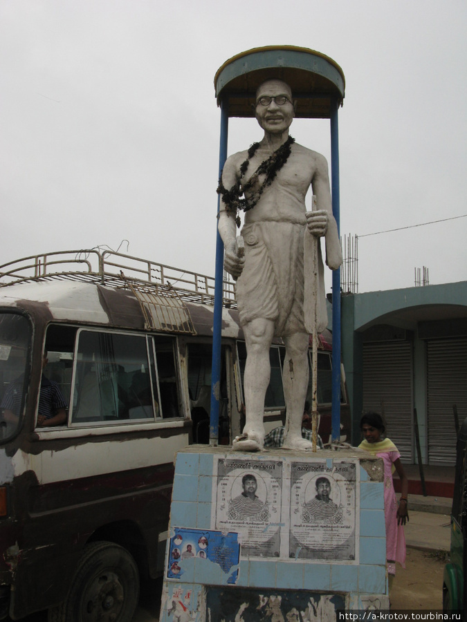 Памятник Махатме Ганди. Этот человек почитатся всеми — и тамилами, и сингалами, и христианами, и мусульманами. Центр Понт Педро Северная провинция, Шри-Ланка