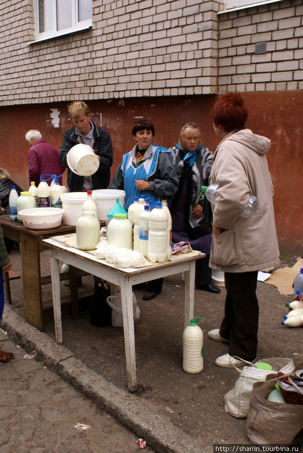 Молоко и молочные продукты на уличном рынке Советск, Россия