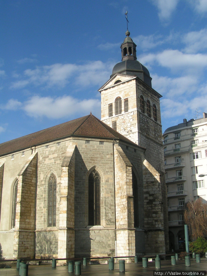 Общий вид на церковь Анси, Франция