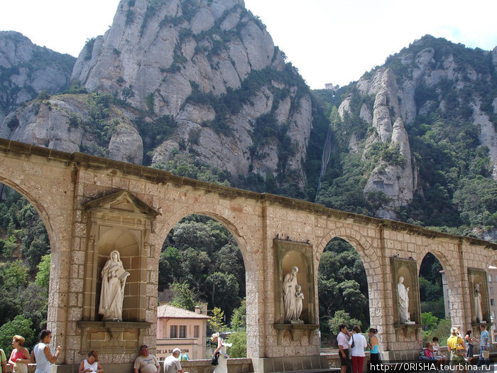 Монастырь в горах Монастырь Монтсеррат, Испания