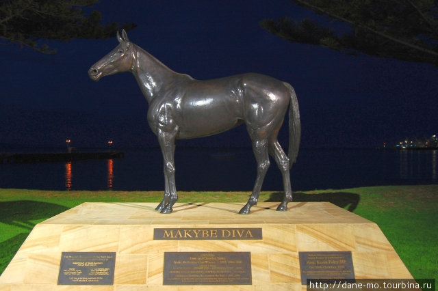 Памятник лошади-победителю многих соревнований