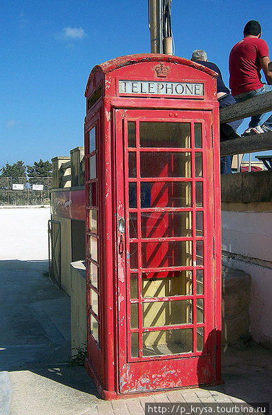Еще одно напоминание об Англии — красные телефонные будки Остров Мальта, Мальта