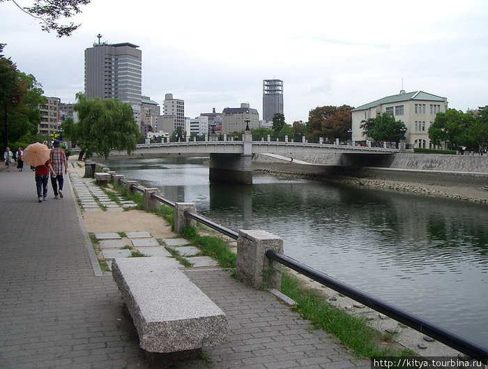 Город зелёных деревьев и широких тротуаров Хиросима, Япония