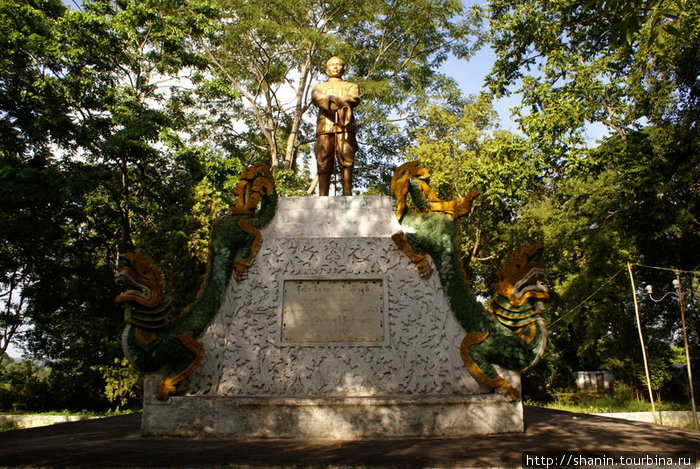 Памятник генералу в парке Сипо, Мьянма