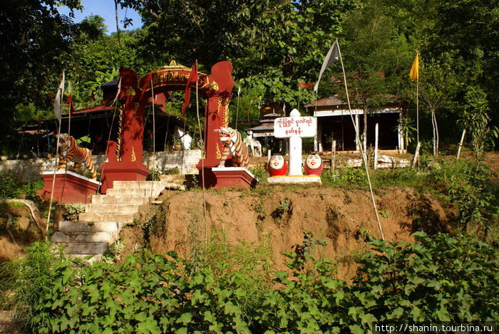 Святилище у основания холма Сипо, Мьянма