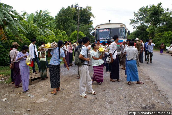 В ожидании автобуса Кийякдо, Мьянма