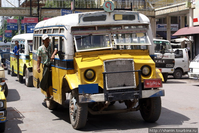 Обычный городской автобус в Мандалае Кийякдо, Мьянма