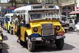 Обычный городской автобус в Мандалае