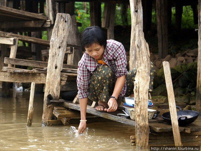 Вместо посудомоечной машины посуду можно мыть прямо в озере. Мьянма