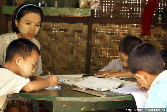 В деревенской школе Мьянма