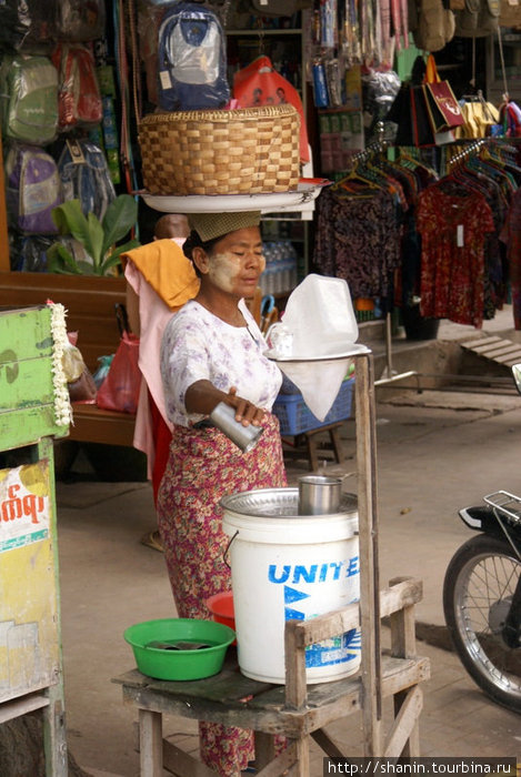 Торговка на улице в Мандалае Мьянма