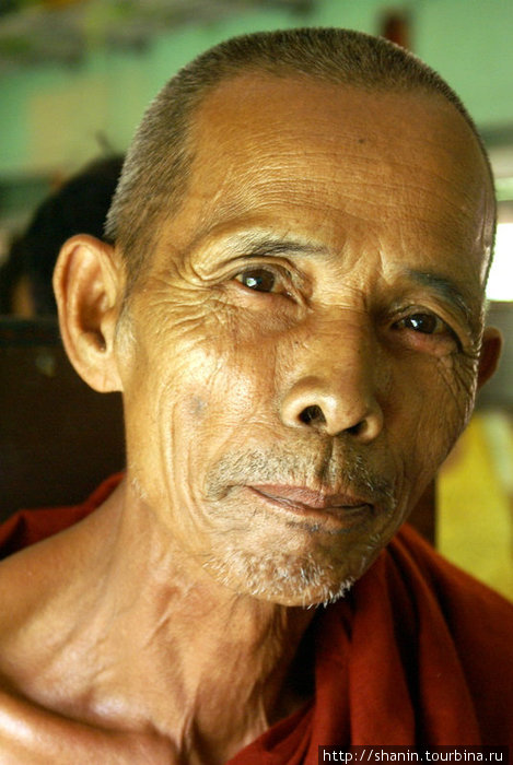 Монах в поезде Мьянма