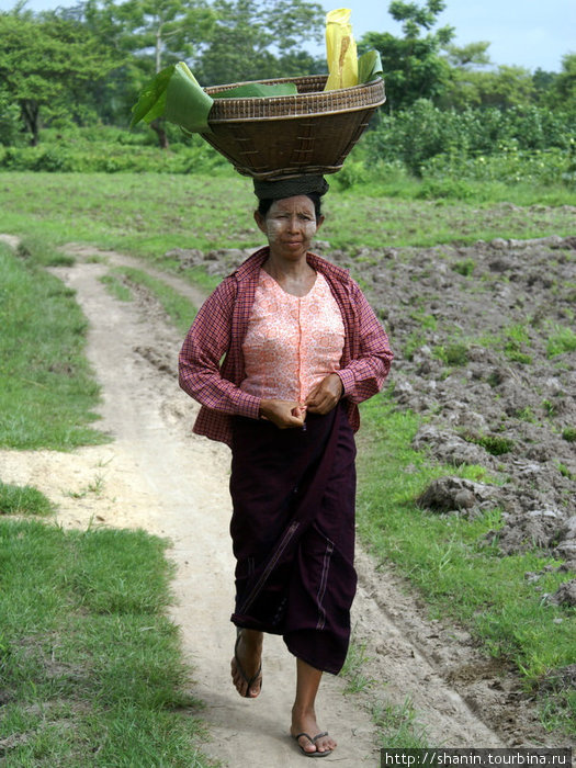 Женщина на дороге Мьянма