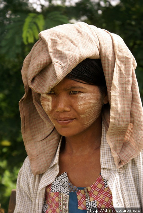 Местная красавица — одета по моде Мьянма