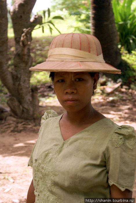 Женщина в шляпе Мьянма