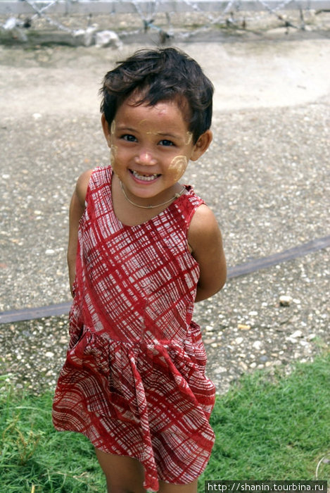 Девочка в Янгоне Мьянма