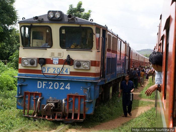 Встреча поездов на станции Мьянма
