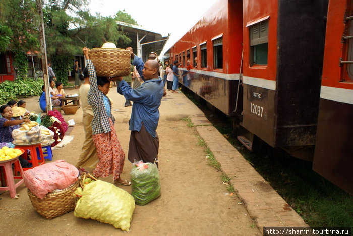 Торговцы на станции Мьянма