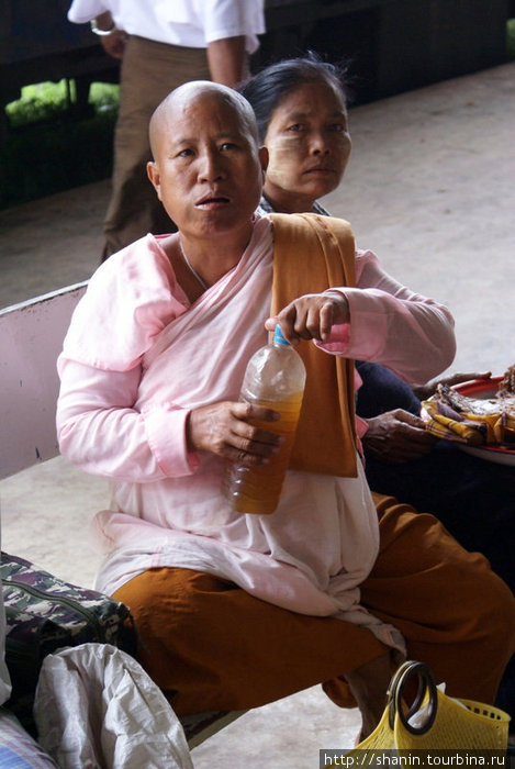 Монашка на станции Мьянма